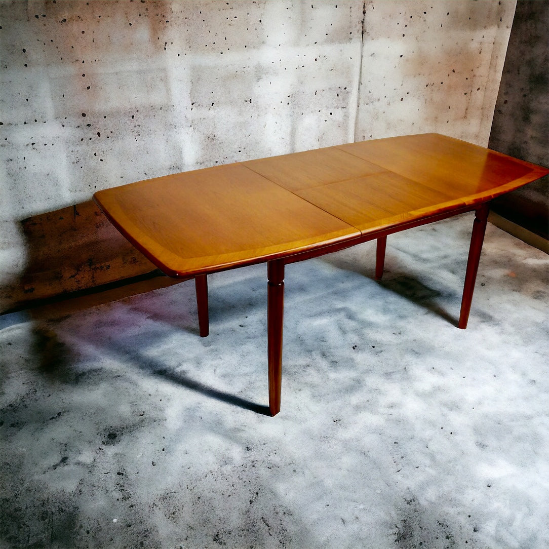 Macintosh Retro extending Dinning table