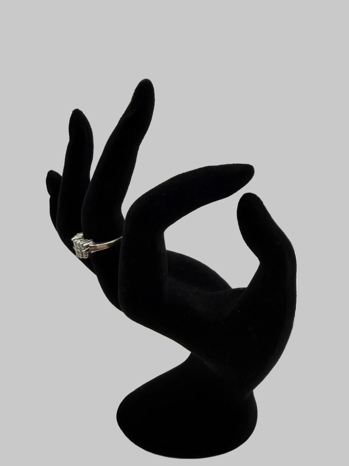 Ring - 18ct White Gold and diamonds