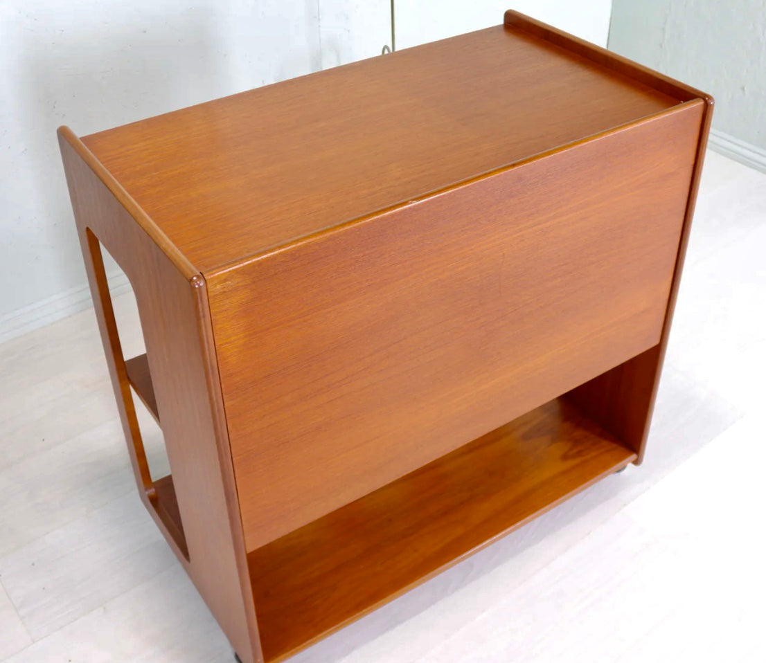 Mackintosh of Kirkcaldy 1960s Metamorphic drinks trolley