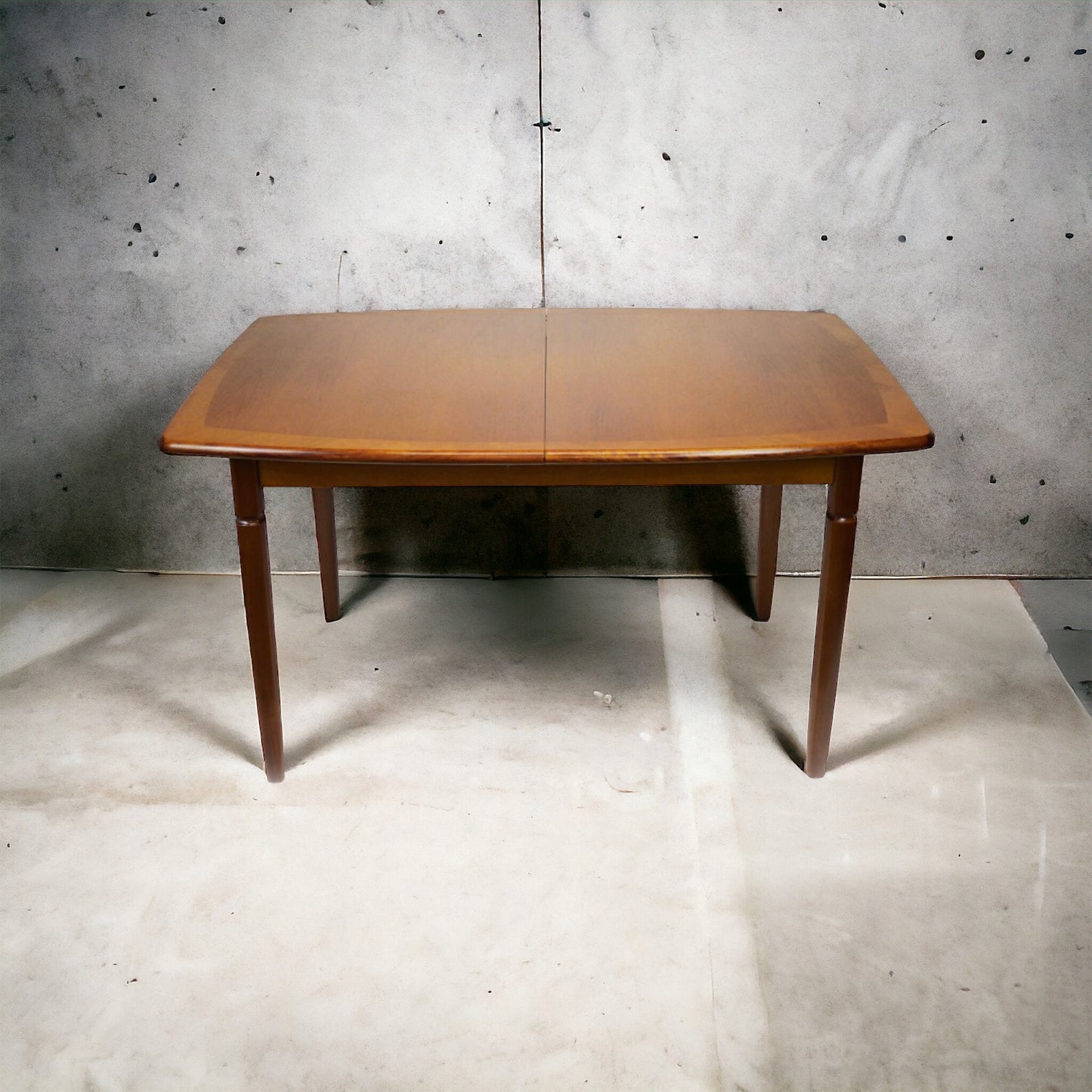 Macintosh Retro extending Dinning table