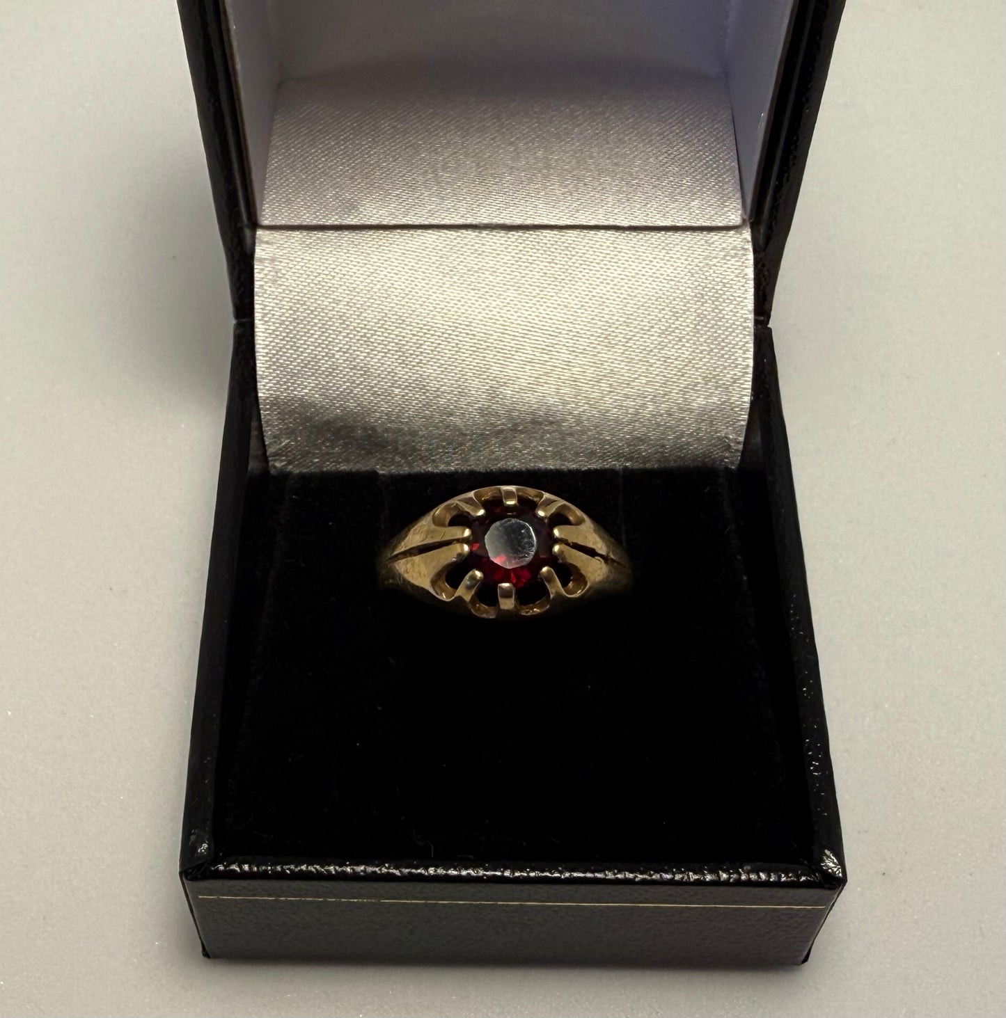 9ct Gold & Garnet Ring