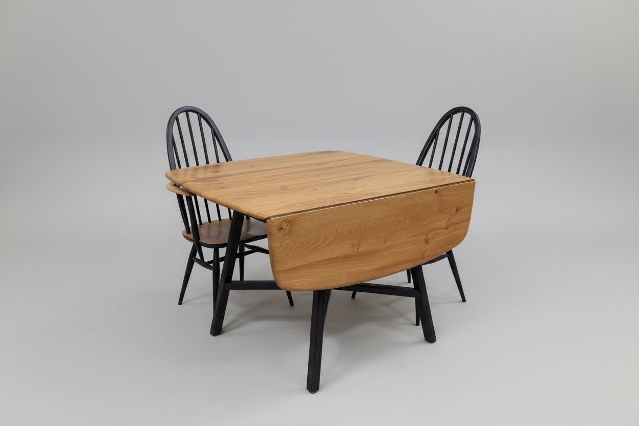 4x quaker chairs 2x black quaker chairs 1x ercol table