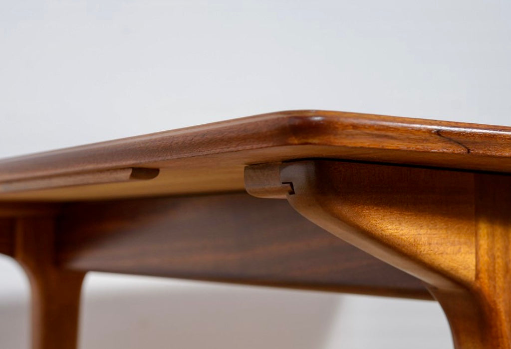 Macintosh Retro extending Dinning table