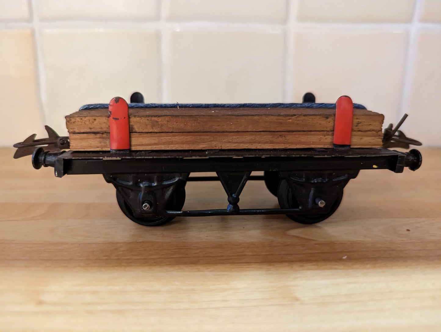 Model Train - 1 Gauge and 0 Gauge - Hornby Model railway Carriages.
