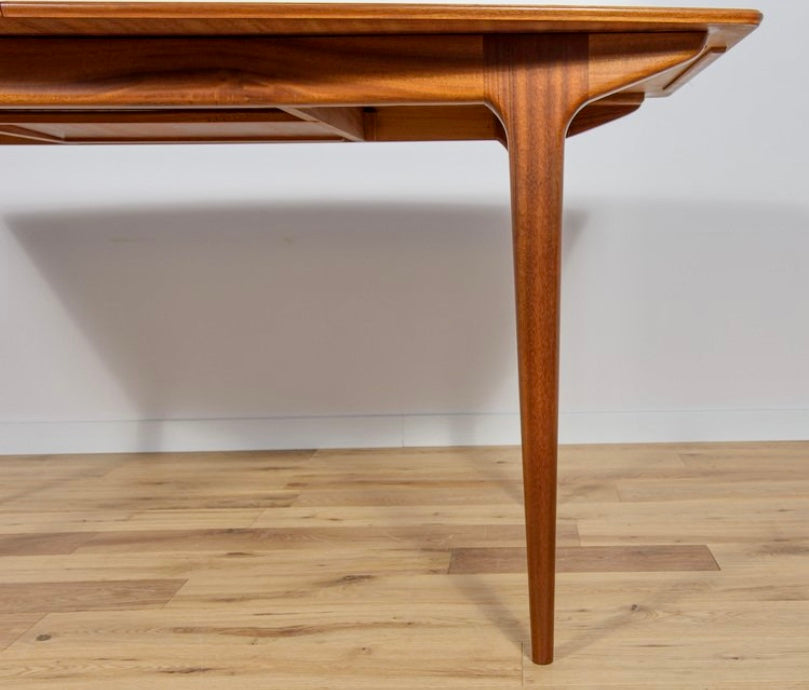 Macintosh Retro extending Dinning table