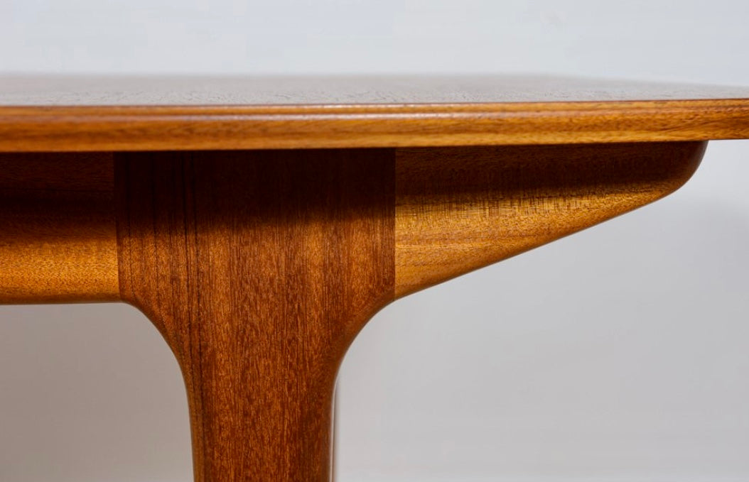 Macintosh Retro extending Dinning table