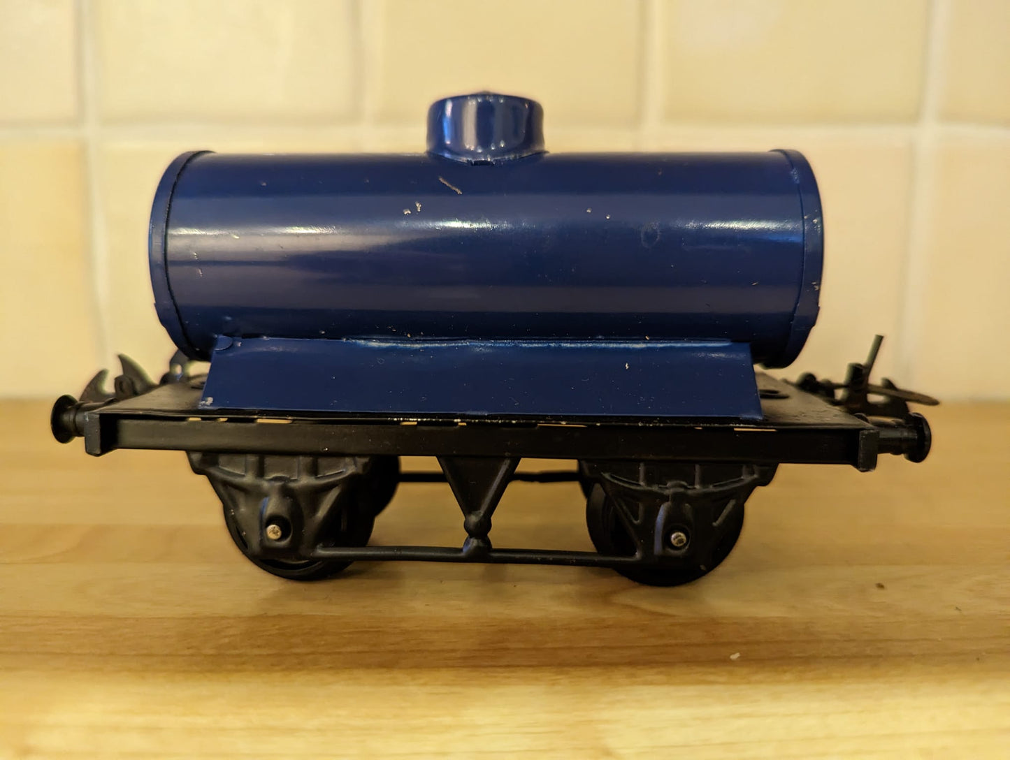Model Train - 1 Gauge and 0 Gauge - Hornby Model railway Carriages.