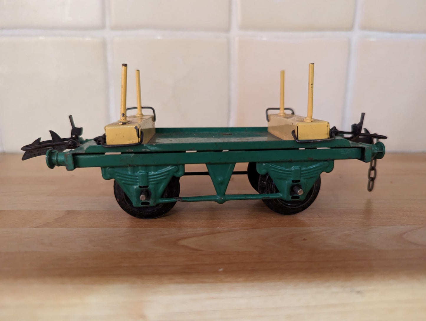 Model Train - 1 Gauge and 0 Gauge - Hornby Model railway Carriages.