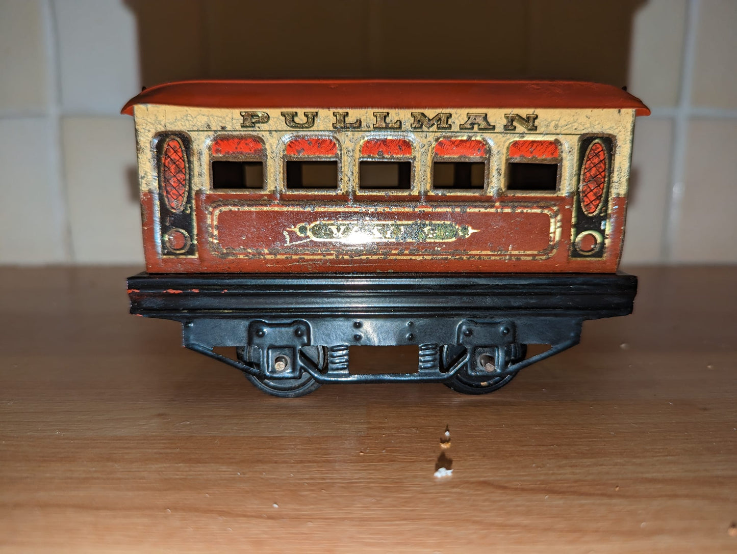 Model Train - 1 Gauge and 0 Gauge - Hornby Model railway Carriages.