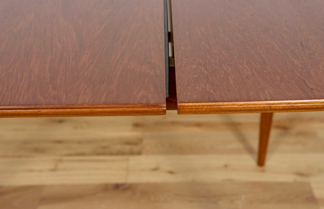 Macintosh Retro extending Dinning table