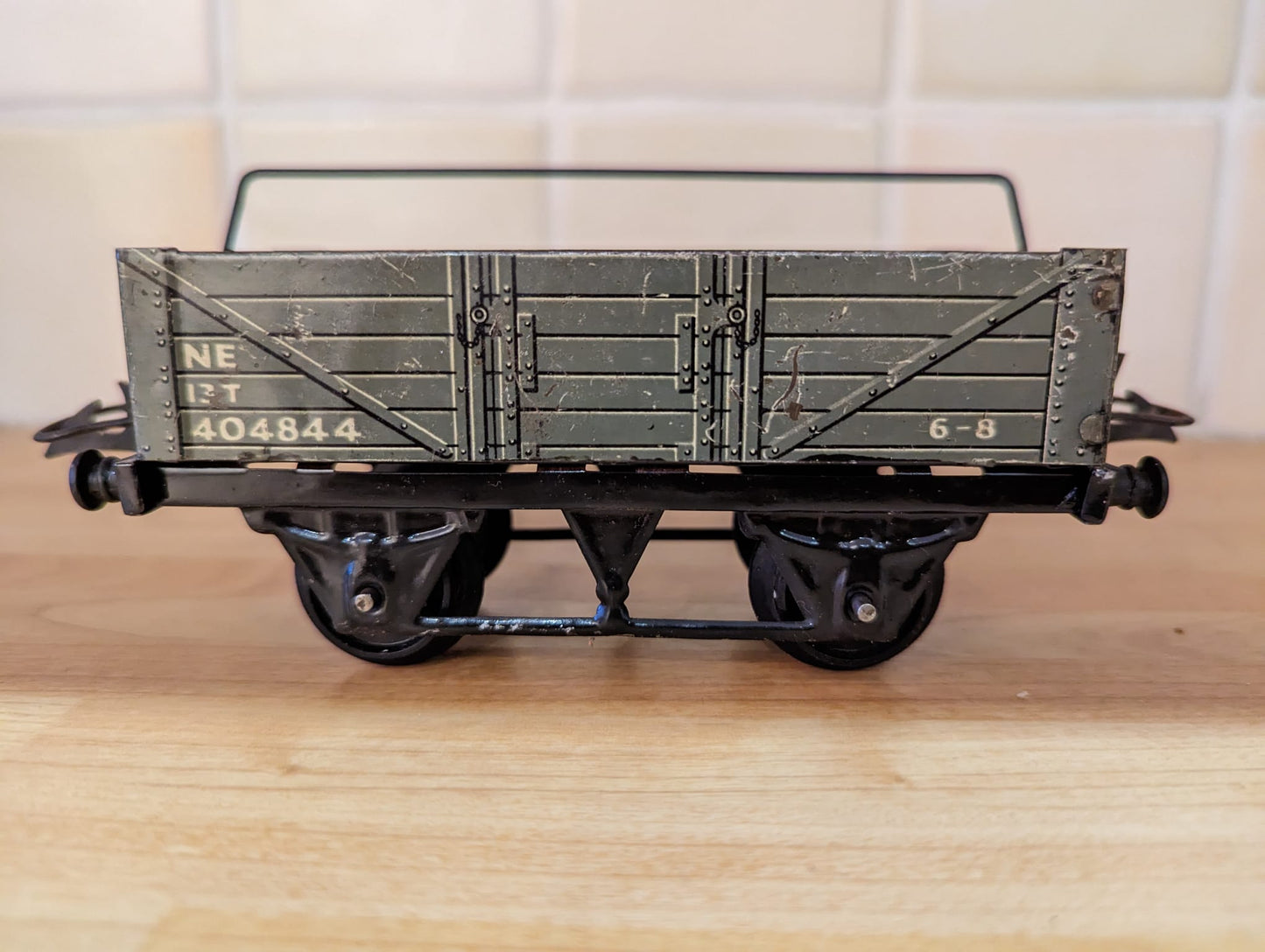 Model Train - 1 Gauge and 0 Gauge - Hornby Model railway Carriages.
