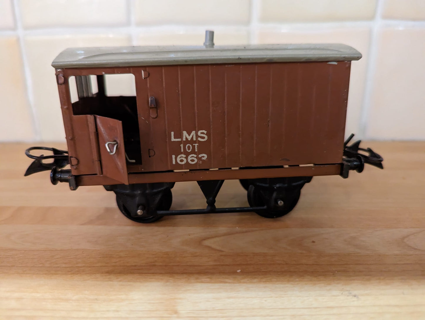 Model Train - 1 Gauge and 0 Gauge - Hornby Model railway Carriages.