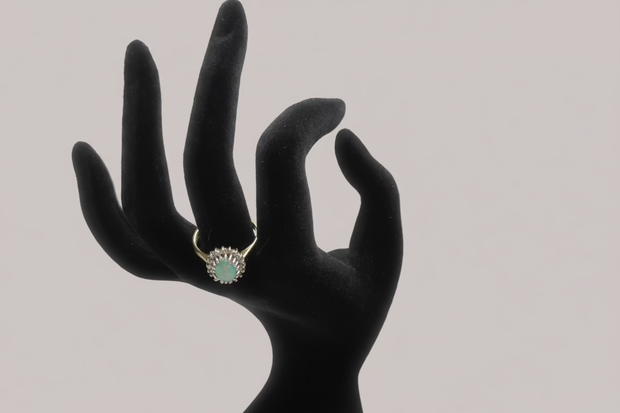 Ring - 18ct gold ring featuring a central opal