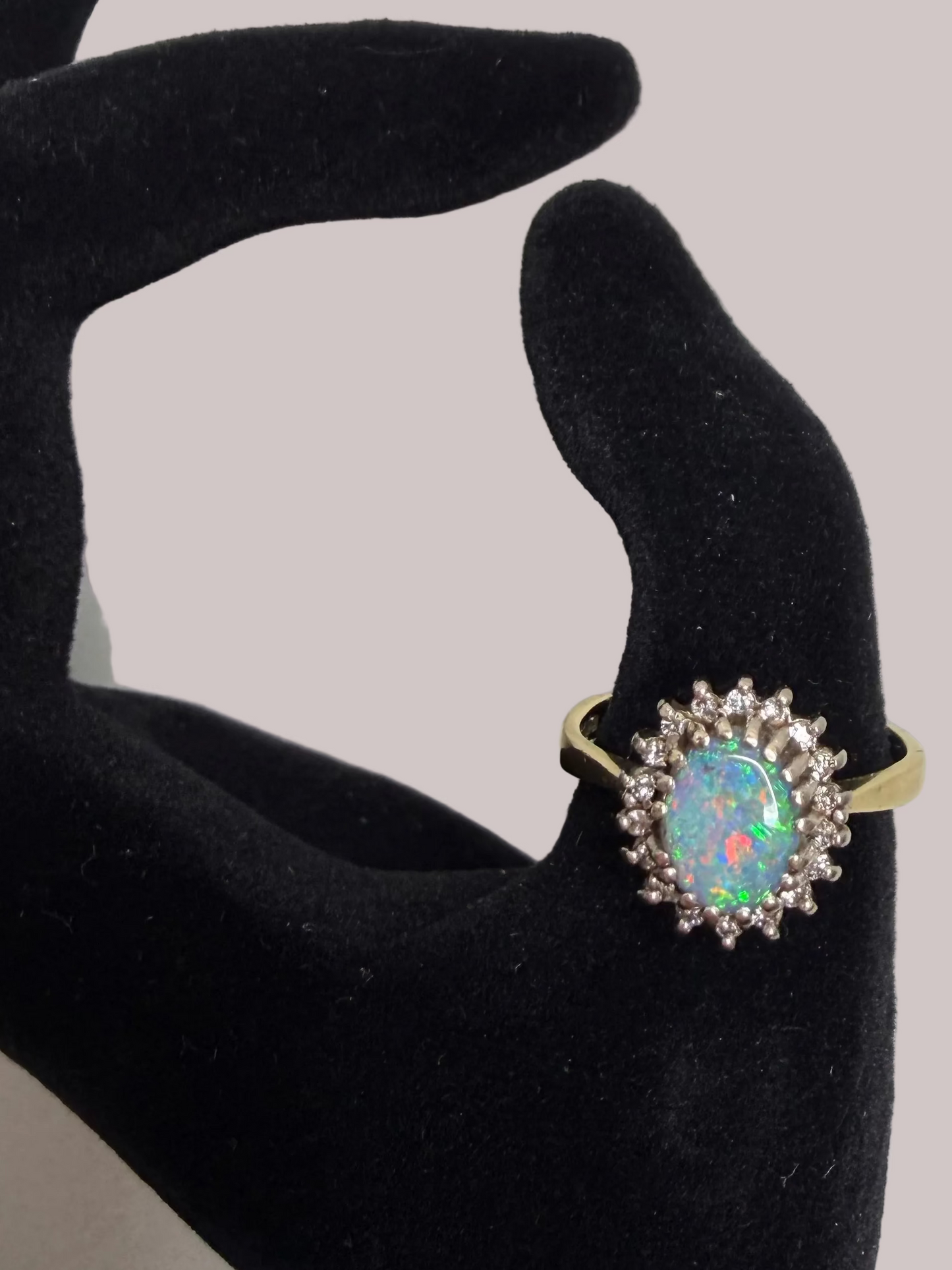Ring - 18ct gold ring featuring a central opal
