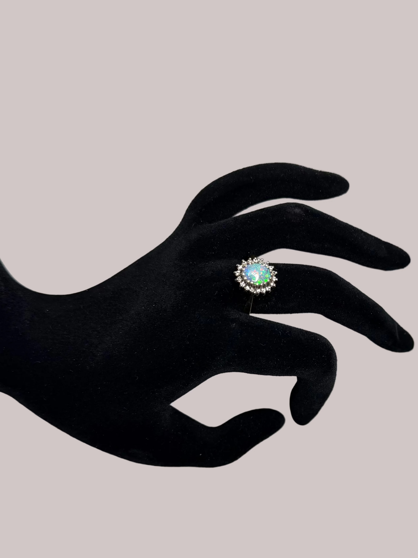 Ring - 18ct gold ring featuring a central opal