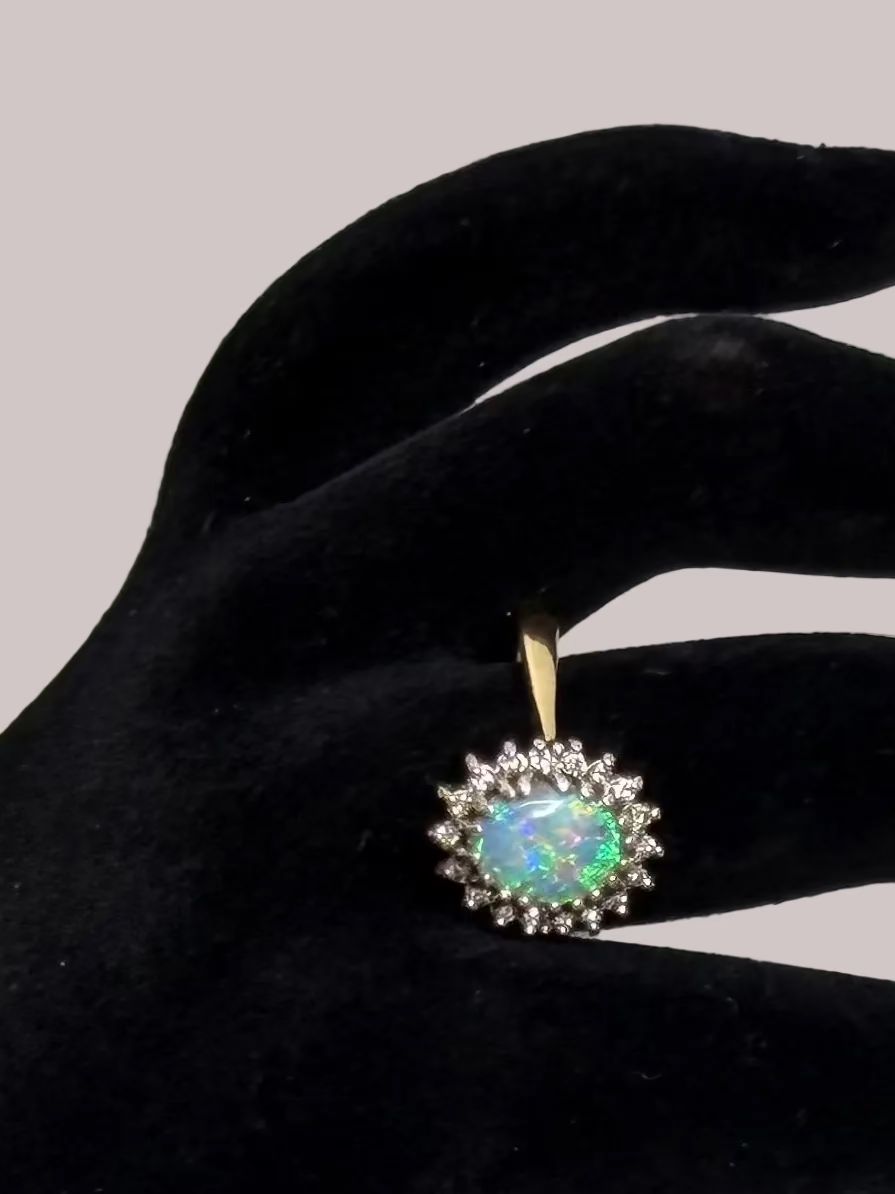 Ring - 18ct gold ring featuring a central opal