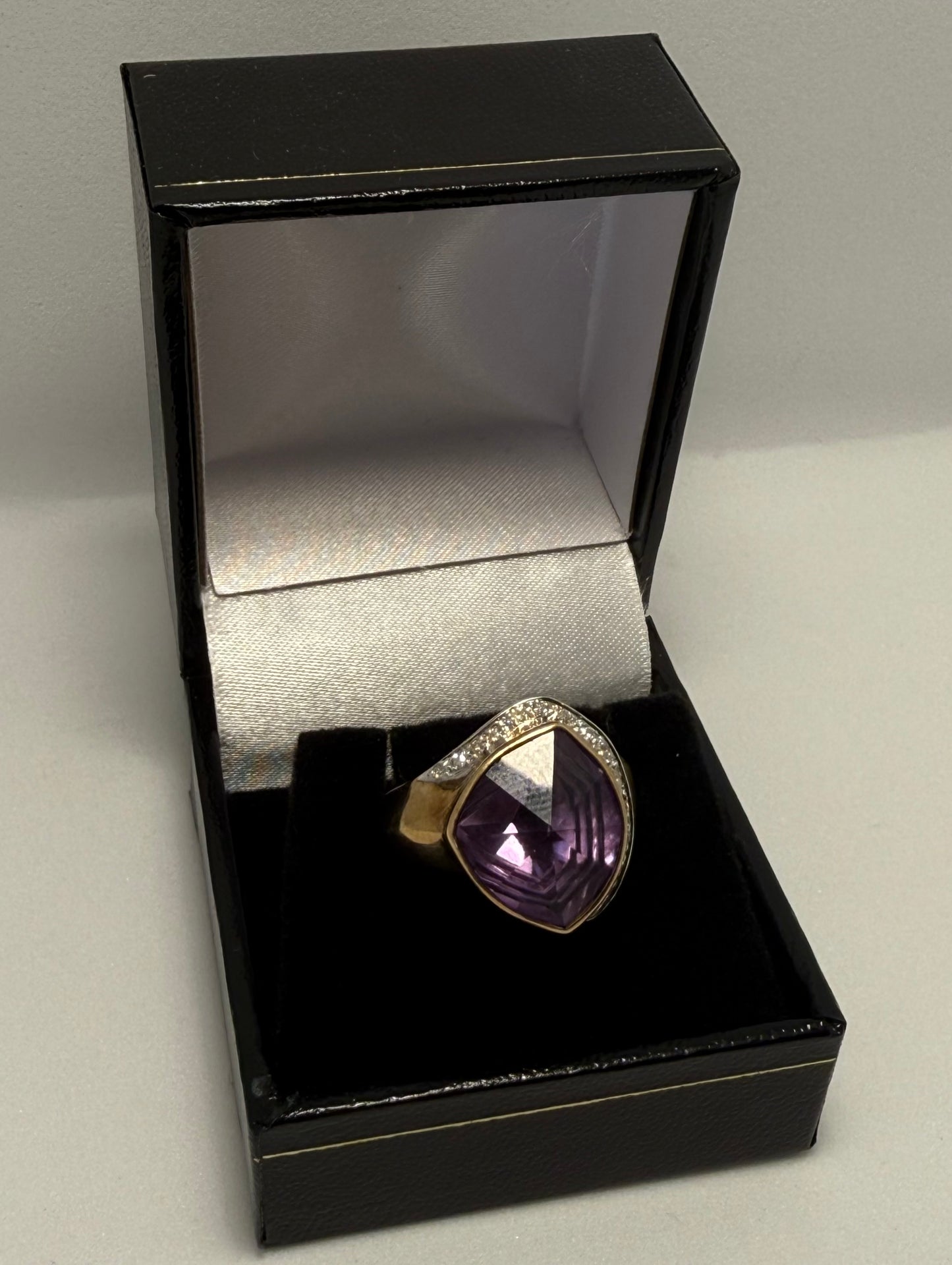 9ct Gold & Amethyst Ring