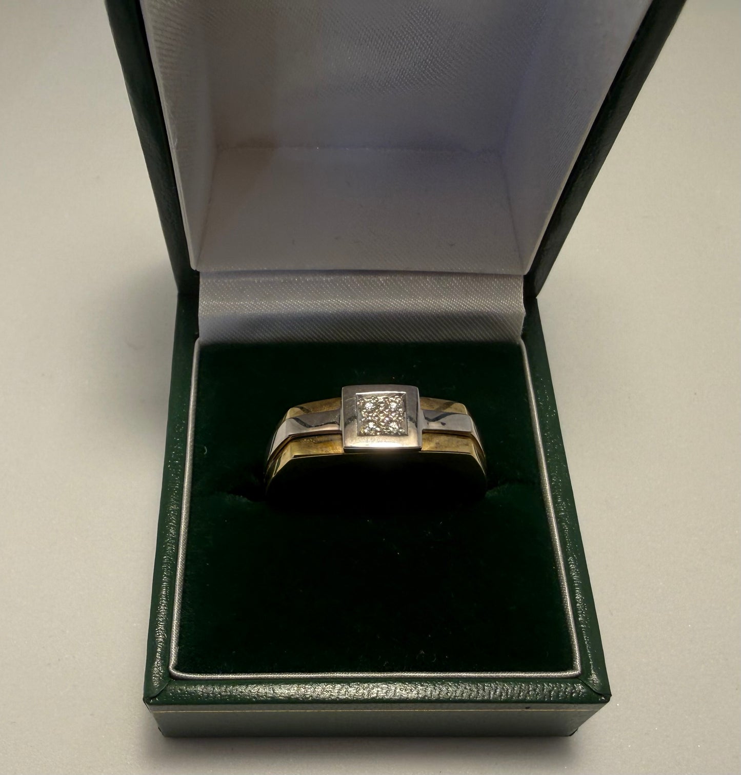 9ct Gold & Diamond Ring